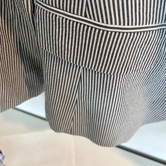Loft Women’s Black and White Striped Blazer NWT Size 14
Size 14 - Picture 4 of 6